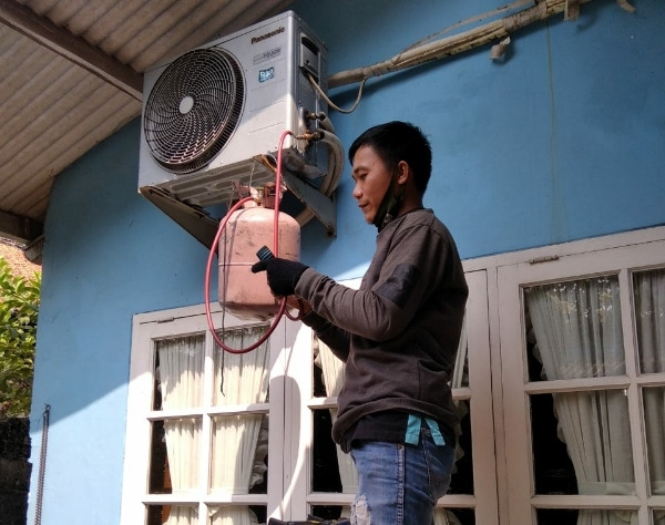 Teknisi AC Jakarta & Tangerang Sedang Bekerja